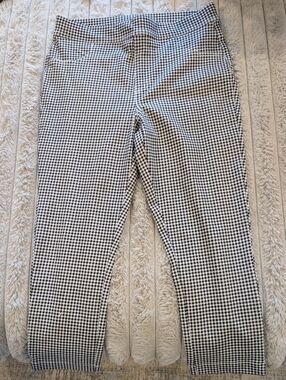 Time and Tru Black & White Gingham High-Rise Millennium Capris - Size L (12-14)